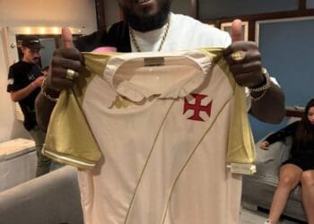 Rapper Djonga mostra camiseta exclusiva do Vasco