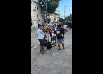 Torcedores do Vasco exibem foto do zagueiro Léo vestido com a camisa do Athletico-PR em São Januário; confira