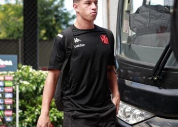 Vasco compartilha imagens da chegada do elenco a São Januário; confira