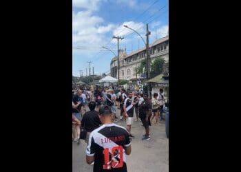 Torcedores do Vasco começam a chegar a São Januário; assista ao vídeo.