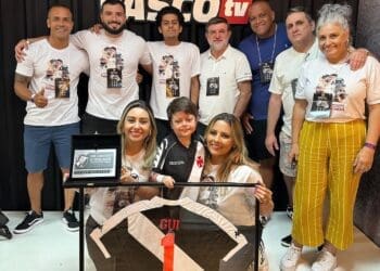 Vencedor do Fifa The Best, Gui recebe placa e camisa do Vasco; confira!
