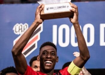 Ex-Vasco, zagueiro Léo faz sua estreia no Athletico-PR e conquista título como capitão em seu primeiro jogo pelo clube