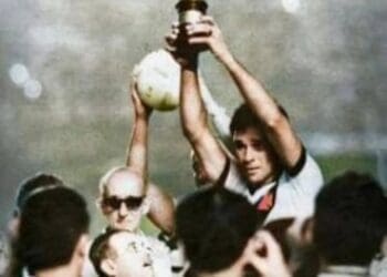 Brito compartilha imagem erguendo a 1ª Taça Guanabara, que o Vasco conquistou em 1965.