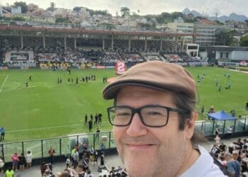 Deputado federal Tarcísio Motta apoiou o Vasco em São Januário no último sábado.