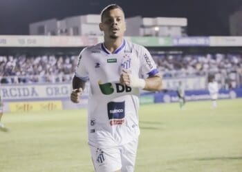 Campeão da Copa do Brasil de 2011 pelo Vasco, Bernardo se junta ao Capixaba como novo reforço.