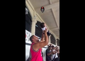 Pequeno vascaíno Aquiles, com apenas 4 meses, fez sua estreia em São Januário; assista ao vídeo.