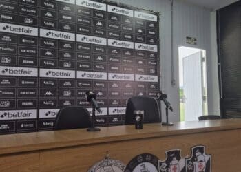 Sala de imprensa do CT Moacyr Barbosa pronta para a apresentação de Tchê Tchê e Lucas Oliveira