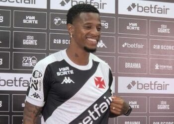 Tchê Tchê é apresentado e expressa seu apreço pela camisa do Vasco: ‘Muito bonita’