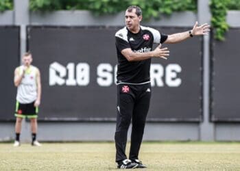 Vasco compartilha imagens de Fábio Carille e Verônica Coutinho em tributo ao Dia do Treinador de Futebol