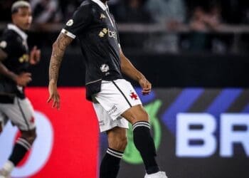 Souza está liberado para atuar na zaga contra o Bangu nesta quinta-feira.