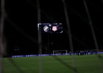 Vasco compartilha imagem de São Januário: ‘É noite de Vascão no lar!’