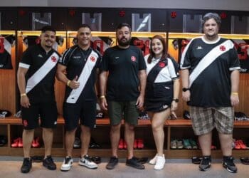 Sócios exploram o vestiário do Vasco em São Januário; confira as fotos.