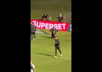 Goleiros do Vasco realizam aquecimento em São Januário; assista ao vídeo