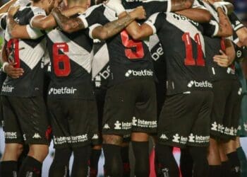 Na volta do intervalo, Paulinho, Maxime Domínguez e Jair fazem suas entradas nos lugares de De Lucca, Zé Gabriel e JP.