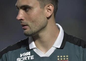 Goleiro Daniel Fuzato comemora sua primeira partida com a camisa do Vasco