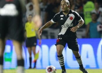 Ex-volante do Vasco, Rodrigo exige aproximadamente R$ 380 mil da Vasco SAF devido a uma dívida pendente.