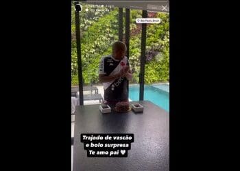 Pai do Tchê Tchê celebra aniversário com camisa do Vasco; confira o vídeo