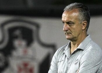 Dorival Júnior reivindica R$ 2,2 milhões do Vasco na Justiça