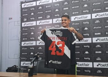 Lucas Freitas exibe a camisa 43 do Vasco; confira a imagem.