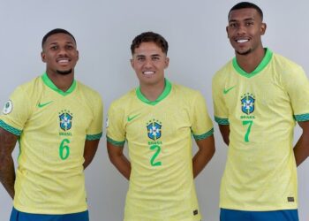 Confira a imagem de Leandrinho, Paulo Ricardo e Rayan vestindo a camisa da Seleção.