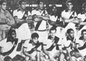 Há seis décadas, o Vasco venceu o Flamengo com um impressionante 4 a 1, garantindo a vitória no Torneio do IV Centenário do Rio de Janeiro; assista ao vídeo.