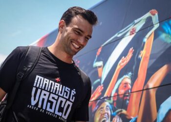 Elenco faz viagem com camisetas ‘Manaus é Vasco’; confira as imagens