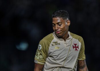 Emerson Rodríguez formaliza rescisão e deixa de ser jogador do Vasco.