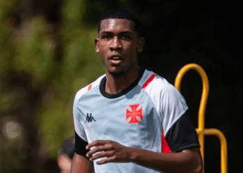 Staff de Rayan encontra-se em reunião com o Vasco neste momento para discutir a renovação do contrato.