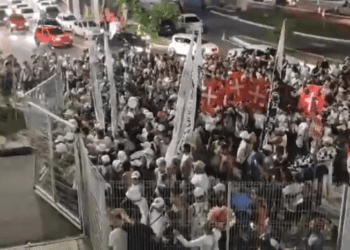 Torcida do Vasco derrubou os portões da Arena da Amazônia; confira os vídeos