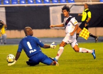 Há 15 anos, Philippe Coutinho anotava seus primeiros gols pelo Vasco na impressionante vitória sobre o Botafogo.