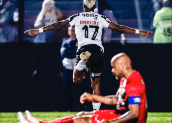 Emerson Rodríguez se despede do Vasco e manifesta o desejo de ter permanecido no clube.