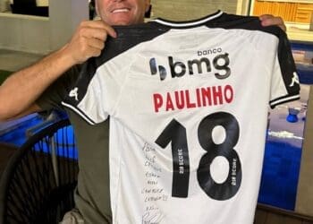 Paulinho presenteia o ex-atleta Thiago Neves com uma camisa do Vasco