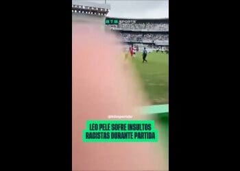 Hoje, no Athletico-PR, Léo, ex-jogador do Vasco, é alvo de ofensas raciais após receber cartão vermelho em clássico contra o Coritiba.