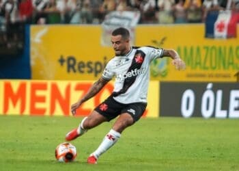 Coutinho com a bola - Vasco x Madureira — Foto: Aguilar Abecassis/AGIF