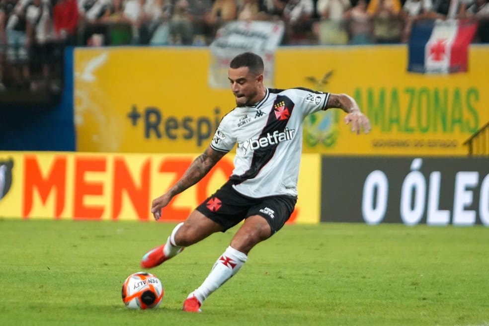 Coutinho com a bola - Vasco x Madureira — Foto: Aguilar Abecassis/AGIF