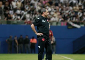 Fábio Carille disputará neste domingo seu primeiro jogo como treinador do Vasco no Estádio São Januário.