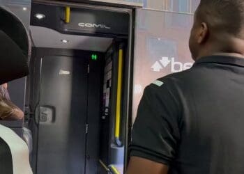 Elenco do Vasco aterrissa em São Januário; assista ao vídeo