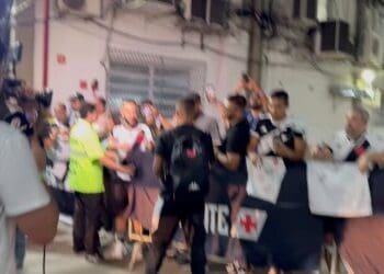 Payet e Philippe Coutinho capturam momentos com fãs em São Januário; confira