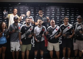 Sócios do Vasco que aproveitaram a experiência registram momento em São Januário.