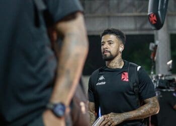 Vasco compartilha imagens da chegada do time em São Januário; confira