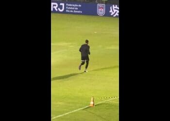 Jogadores do Vasco realizam aquecimento em São Januário; assista ao vídeo.