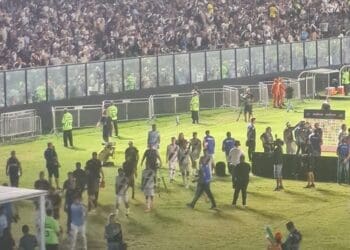 Jogadores do Vasco receberam aplausos durante o intervalo.