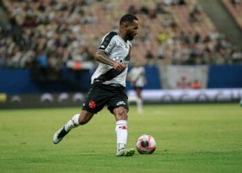 Fábio Carille divulga que propôs a aquisição de Alex Teixeira durante sua passagem como técnico do Santos.