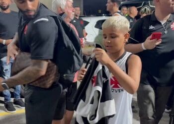 Filho do ex-atacante vascaíno Rafael Silva, atualmente jogando pela Portuguesa, visitou São Januário vestindo a camisa da Força Jovem; confira o vídeo.