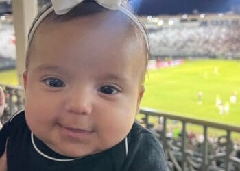 Filha de Mateus Carvalho visita São Januário pela primeira vez