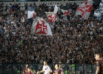 Vasco expressa gratidão à torcida em São Januário durante confronto com a Portuguesa