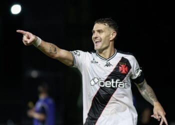 Confira a sequência de imagens das celebrações do Vasco após a partida contra a Portuguesa.