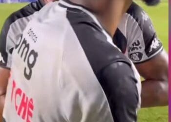 Proteção do piercing na orelha de Tchê Tchê ganha destaque; confira a imagem.