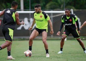 Vasco compartilha imagens do treinamento desta segunda-feira no CT Moacyr Barbosa; confira