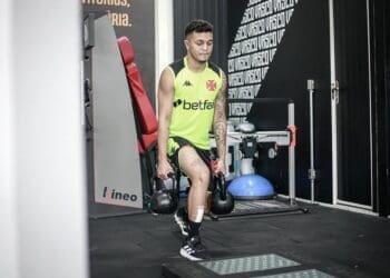 Adson se exerceu utilizando esparadrapo na canela; confira a imagem.